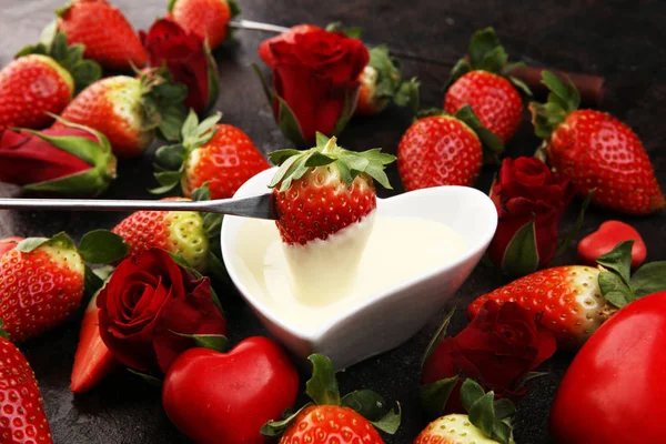 El fondue de chocolate de San Valentín se funde con fresas frescas y da. — Foto de Stock