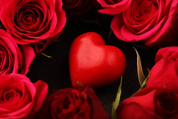 Rote Rosen mit Herzen im Hintergrund für Valentinstag-Konzept — Stockfoto