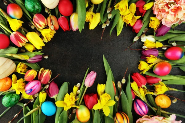 Jonquilles en fleurs et oeufs de Pâques pour la décoration de printemps — Photo