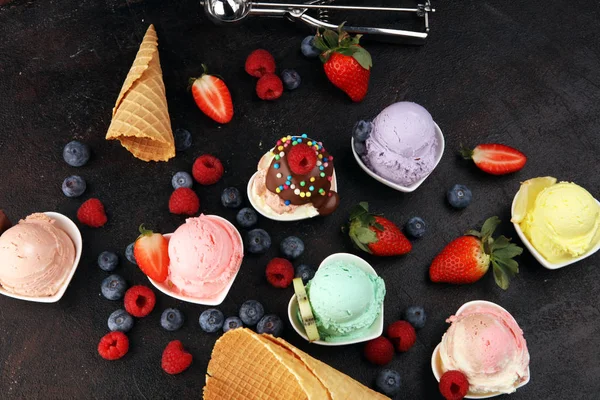 生のブルーベリーやストロベリー、木の実など様々なアイスクリームの味が楽しめます。 — ストック写真