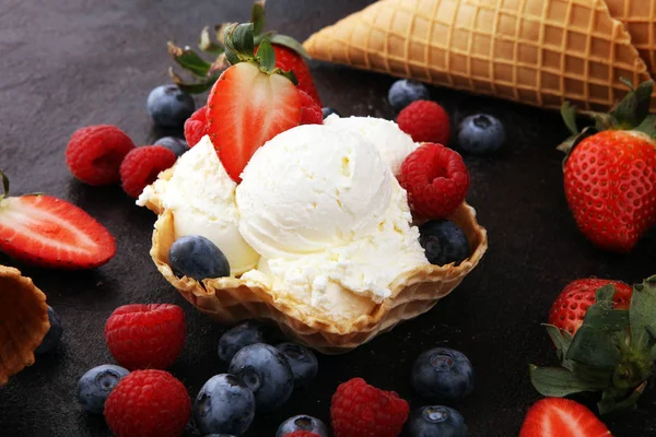 Ванильное мороженое со свежими ягодами. Клубника, малина — стоковое фото