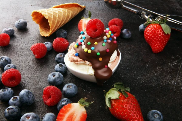 Ванільне морозиво з свіжими ягодами. Полуниця, малиновий — стокове фото