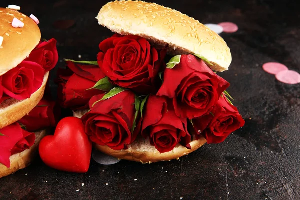 Burger for valentines day with roses and red hearts — Stock Photo, Image