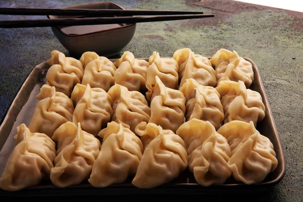 Snack gyoza o dumplings con salsa de soja . —  Fotos de Stock