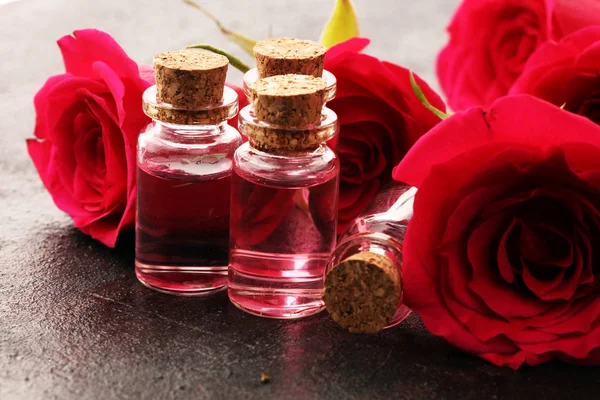 Kwiat róży i olejek eteryczny. spa i aromaterapia z różami — Zdjęcie stockowe