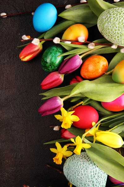 Œufs de Pâques, tulipes et jonquilles sur fond rustique. Sprin — Photo