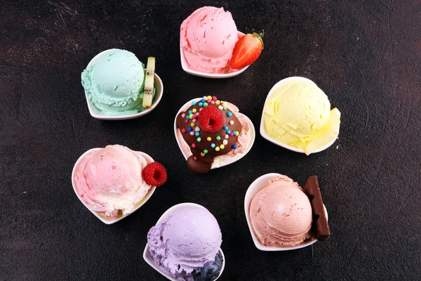 Διάφορα γεύση παγωτού whit φρέσκο βατόμουρο, φράουλα, ki — Φωτογραφία Αρχείου