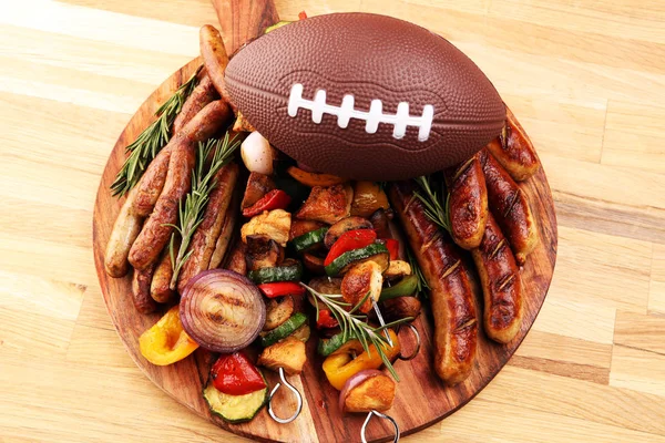 Assortiti deliziosa carne alla griglia con verdure su un barbecue arguzia — Foto Stock