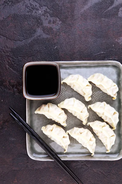 Snack gyoza o dumplings con salsa de soja . —  Fotos de Stock