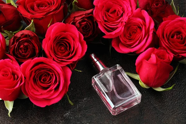 Butelka perfum z kwiatami na rustykalnym tle. Zapach aromatu — Zdjęcie stockowe