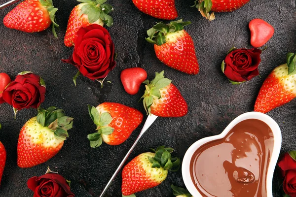 Valentine Choklad fondue smält med färska jordgubbar och da — Stockfoto