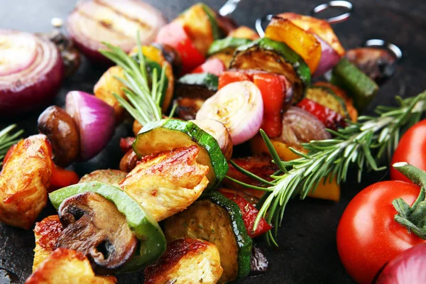 Grillad fläsk shish eller kebab på spett med grönsaker. Mat ba — Stockfoto