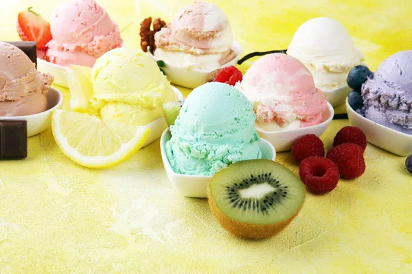 生のブルーベリーやストロベリー、木の実など様々なアイスクリームの味が楽しめます。 — ストック写真