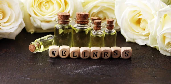 Rosenblüte und ätherisches Öl. Wellness und Aromatherapie mit Wellness — Stockfoto