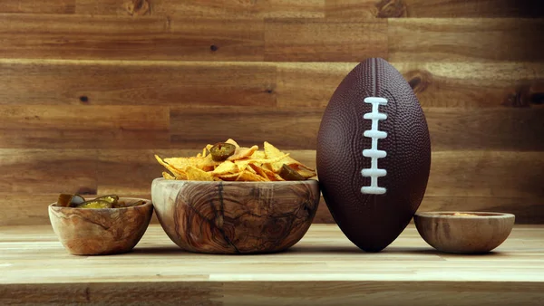 Hausgemachte Nachos mit Cheddar-Käse und Jalapenos für den Fußball. — Stockfoto