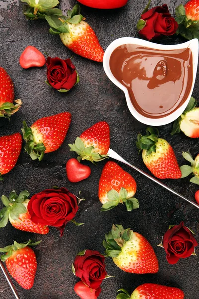 Valentine Choklad fondue smält med färska jordgubbar och da — Stockfoto
