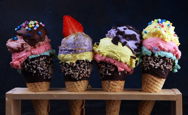 Färgglada glass kon, regnbåge jimmies, choklad och jordnöt — Stockfoto
