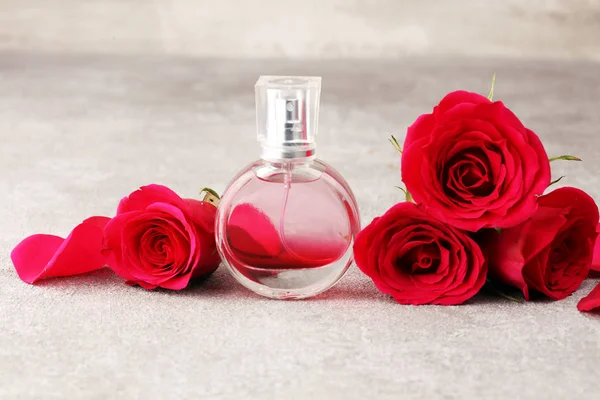 Garrafa de perfume com flores em fundo rústico. Aroma cheiro — Fotografia de Stock