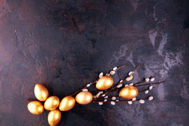 Altın Paskalya yumurtaları ve kedicik söğüt kedileri. Palmiye kedisi ve altın 