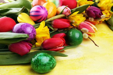 Bahar dekorasyonu için çiçek açan nergisler ve paskalya yumurtaları.