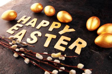 Mutlu bir Paskalya için neşeli rengarenk bahar arkaplanı