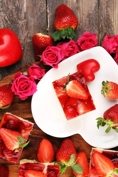 Pastel de fresa y muchas fresas frescas en la mesa rústica con — Foto de Stock