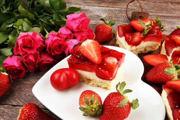Jordgubbstårta och många färska jordgubbar på rustikt bord med — Stockfoto