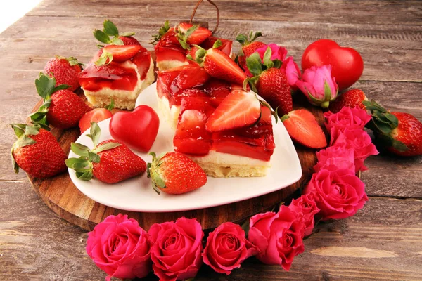 딸기 케이크와 많은 신선 한 딸기와 함께 소박 한 탁자 위에 놓인 — 스톡 사진