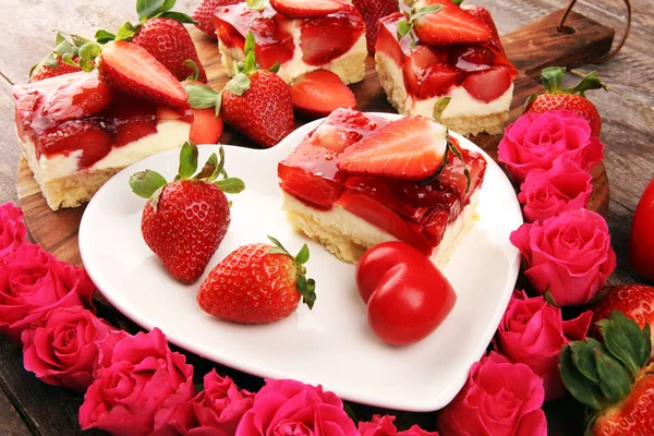 Jordgubbstårta och många färska jordgubbar på rustikt bord med — Stockfoto