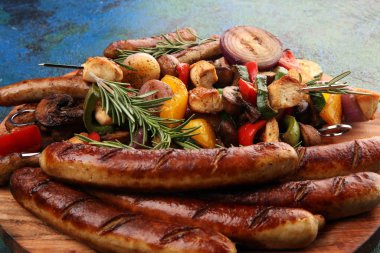 Izgarada ızgara domuz şişi ya da sebzeli şiş kebap ile sebzeli ızgara et. Yiyecek ve sosis.