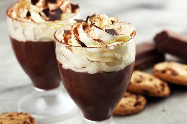 Kakaolu sıcak çikolata ve kremalı çikolatalı kurabiye.