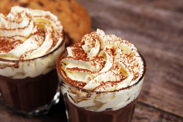 ホットチョコレートとココアとチョコレートチップクッキーとホイップクリーム — ストック写真