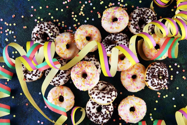 Viering Donuts Met Kleurrijke Party Streamers Confetti Rustieke Achtergrond — Stockfoto