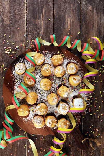 Krapfen Donas Con Confeti Serpentinas Carnaval Colorido Fondo Fiesta Cumpleaños —  Fotos de Stock