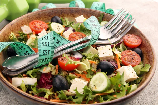 Ensalada Fresca Auténtica Una Taza Piedra Con Pesas Equipo Ejercicio —  Fotos de Stock