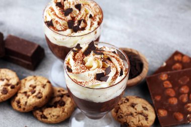 Kakaolu sıcak çikolata ve kremalı çikolatalı kurabiye.