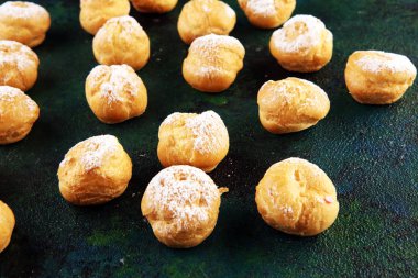 Taze Mini Kremalı Puflar. Vanilyalı bisküvi fırını