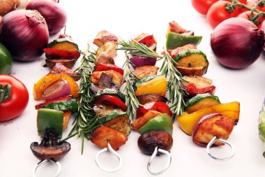 Izgara domuz şiş veya sebzeli şiş kebap. Gıda arka plan Şaşlık veya tavuk şiş