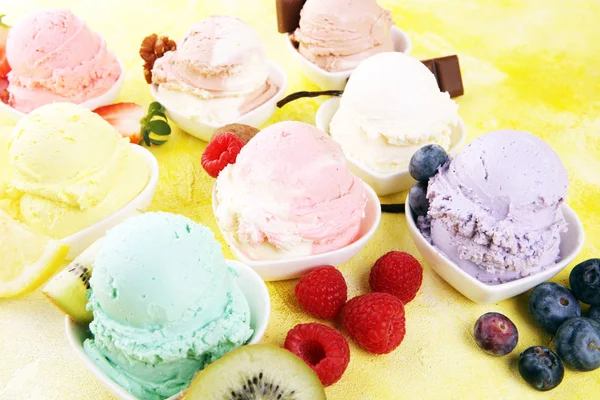 Various Ice Cream Flavor Fresh Blueberry Strawberry Kiwi Lemon Vanilla — Stock Photo, Image