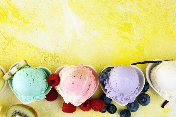 Verschiedene Eissorten Mit Frischen Blaubeeren Erdbeeren Kiwi Zitrone Vanille Auf — Stockfoto