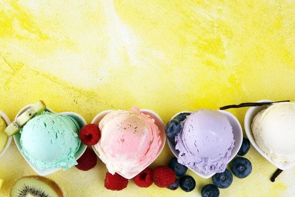 Varie Sapore Gelato Con Mirtillo Fresco Fragola Kiwi Limone Vaniglia — Foto Stock