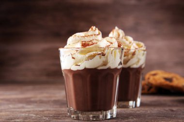 Kakaolu sıcak çikolata ve kremalı çikolatalı kurabiye.