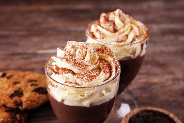 Kakaolu sıcak çikolata ve kremalı çikolatalı kurabiye.