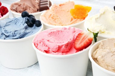 Taze yaban mersini, çilek, ahududu, çikolata ve vanilya aromalı çeşitli dondurma çeşitleri. Yaz ve Tatlı dondurma