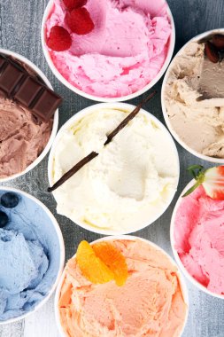 Taze yaban mersini, çilek, ahududu, çikolata ve vanilya aromalı çeşitli dondurma çeşitleri. Yaz ve Tatlı dondurma