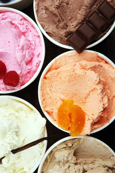 新鮮なブルーベリー ストロベリー ラズベリー チョコレート 素朴な背景にバニラセットアップとアイスクリームの味の様々な 夏と甘いアイスクリーム — ストック写真