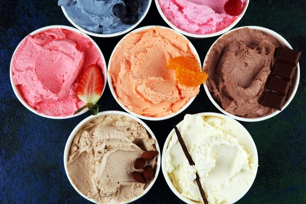 新鮮なブルーベリー ストロベリー ラズベリー チョコレート 素朴な背景にバニラセットアップとアイスクリームの味の様々な 夏と甘いアイスクリーム — ストック写真