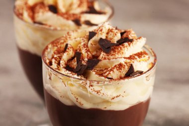 Kaliteli arka planda krem şantili sıcak çikolata, seçici odak