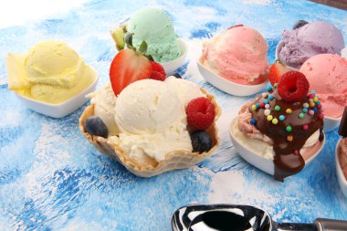Taze yaban mersini, çilek, kivi, limon ve vanilya aromalı çeşitli dondurma çeşitleri. Yaz ve Tatlı dondurma