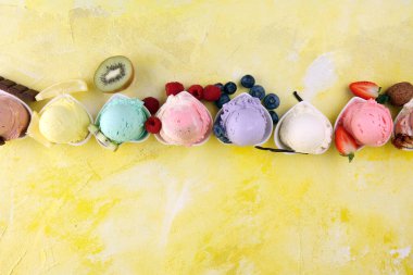 Taze yaban mersini, çilek, kivi, limon ve vanilya aromalı çeşitli dondurma çeşitleri. Yaz ve Tatlı dondurma